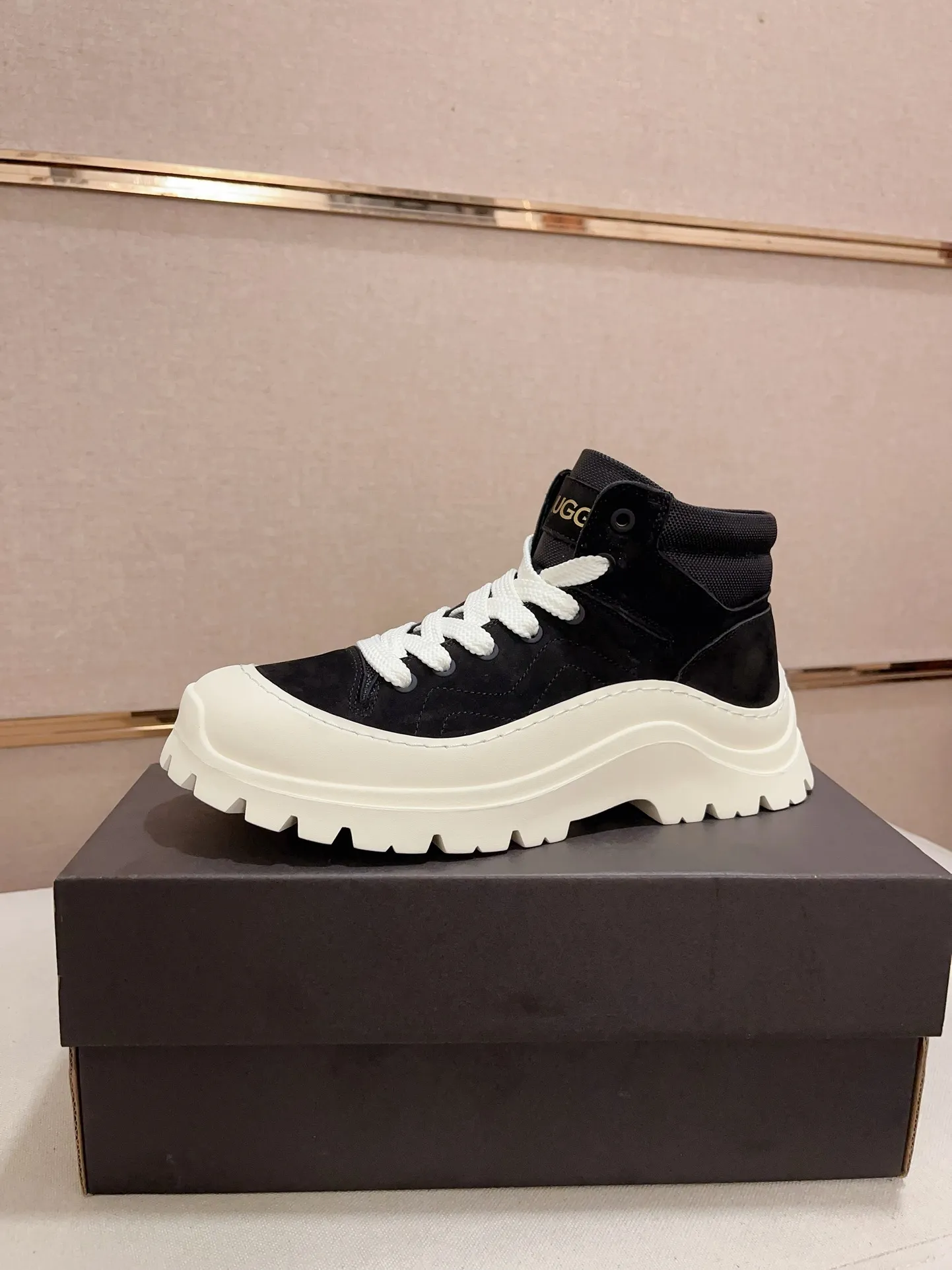 Factory Price: 390 Men's Men's Shoes 💰North American Men's Shoes Ugg ☃️In the special sale of new high-quality men's shoes and snow boots in autumn and winter, the nemesis of extreme cold weather! Made of cowhide leather, merino wool lining, and original outsole, whether driving, outdoor or daily wear, there is always one that suits you! Code number 39-44